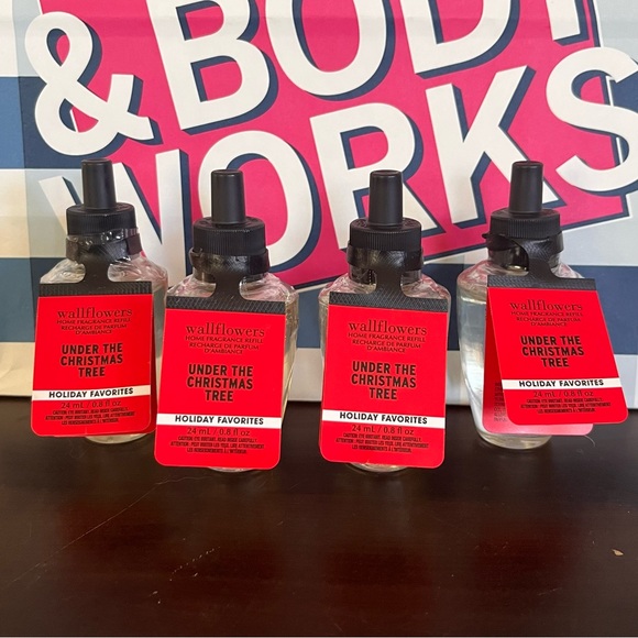 New Under The Christmas Tree Bath & Body Works wallflower refill bulbs, 4 pack - Picture 1 of 4